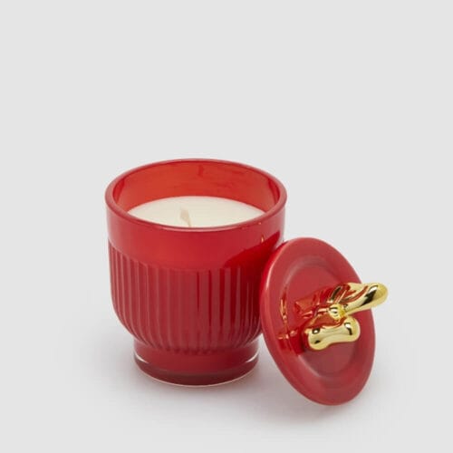 Candela profumata in barattolo di ceramica rossa con coperchio e fiocco dorato, confezionata in scatola Jolie.