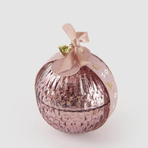 Candela sferica in vetro rosa lavorato, con profumazione Berry Fruit e nastro decorativo con fiocco.