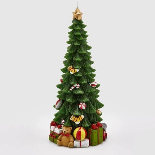 Candela natalizia a forma di albero verde con decorazioni rosse, caramelle, pacchi regalo e orsetto dorato alla base.