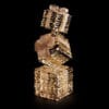 Torre decorativa natalizia formata da tre pacchi regalo dorati sovrapposti, con struttura in metallo intrecciato e fiocchi glitterati, illuminata da microled.