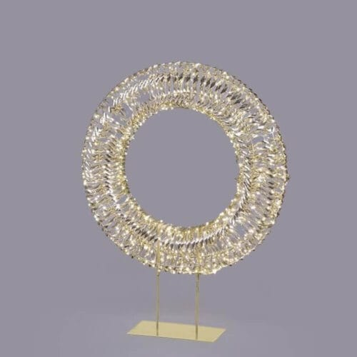 Corona natalizia dorata EDG con base e 720 microled caldi, struttura metallica intrecciata, ideale per decorazioni di interni o esterni coperti.