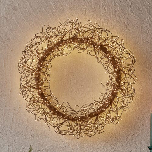 Corona decorativa luminosa in metallo dorato con intrecci di fili luminosi e 936 microled, da appendere.