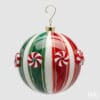 Palla di Natale in vetro EDG con righe glitter e caramelle decorative in rilievo.
