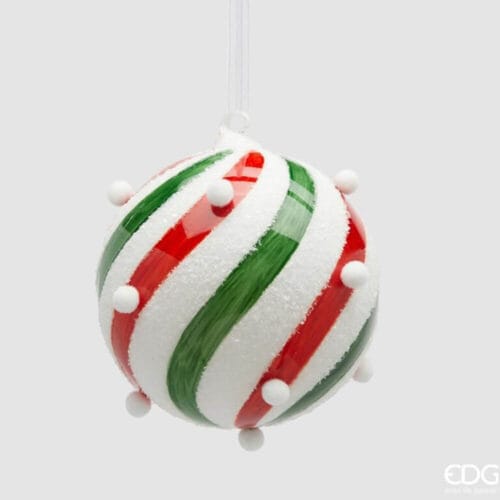 Palla natalizia in vetro EDG con decorazione a spirale rossa, verde e bianca e piccoli pompon bianchi.