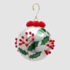 Decorazione natalizia EDG in vetro con agrifoglio verde e bacche rosse in rilievo, arricchita da pompon rossi.