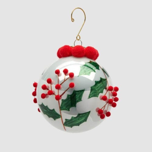Decorazione natalizia EDG in vetro con agrifoglio verde e bacche rosse in rilievo, arricchita da pompon rossi.
