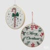 Addobbi natalizi rotondi ricamati in tessuto: uno con bastoncino candy e fiocco verde, l'altro con scritta "Merry Christmas" e motivi natalizi.