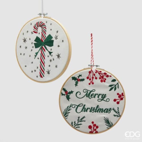 Addobbi natalizi rotondi ricamati in tessuto: uno con bastoncino candy e fiocco verde, l'altro con scritta "Merry Christmas" e motivi natalizi.