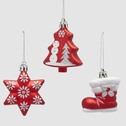 Set di tre addobbi natalizi rossi in plastica: albero con pupazzo di neve, stella e calza decorata, tutti con dettagli glitterati bianchi.