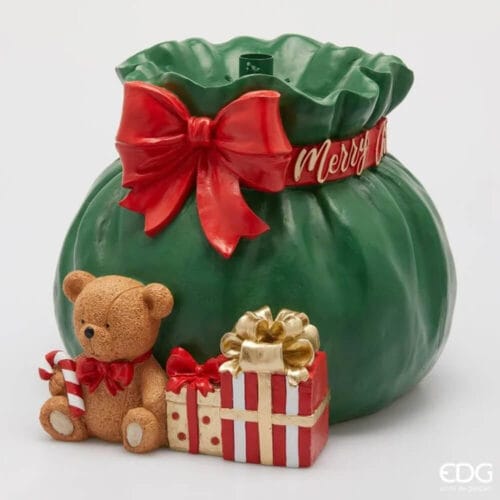Base per albero di Natale EDG a forma di sacco verde con fiocco rosso, orsetto e pacchi regalo decorativi.