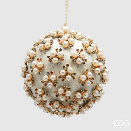 Palla natalizia EDG diametro 10 cm, con base in tessuto avorio e decori floreali in perle e strass multicolore.