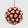 Palla natalizia EDG diametro 10 cm, con base in tessuto rosso e decori floreali in perle e strass multicolore.