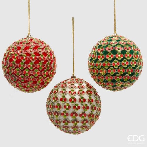 Lot de trois boules de Noël EDG de 10 cm avec des décorations florales sur une base rouge, blanche et verte, emballées dans une boîte cadeau.
