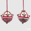 Decorazioni natalizie EDG, set da due sfere in tessuto con parte inferiore in maglia rossa e bianca e parte superiore decorata con bacche glitterate e foglie verdi.