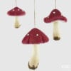 Set di tre funghi decorativi EDG da appendere, con cappello rosso in velluto e gambo effetto legno, in altezze assortite.