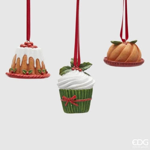 Tre addobbi natalizi a forma di dolcetto in resina: cupcake con glassa bianca, tortina con glassa e bacche rosse e dolce spirale decorato.