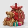 Base per albero EDG a forma di sacco rosso con orsacchiotto, regalo verde e decorazione rosa.