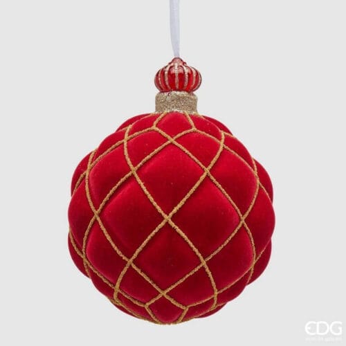 Sfera natalizia in vetro con rivestimento in velluto rosso e dettagli dorati in rilievo.