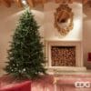Albero di Natale EDG Pino Luxury H240, dal volume importante e dall’effetto iperrealistico, in un'elegante ambientazione da salotto