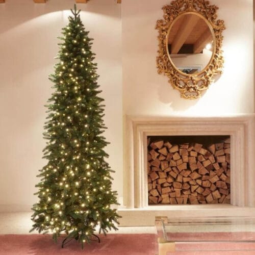 Albero di Natale EDG slim alto 240 cm con 610 luci LED calde integrate, aghi verdi realistici e base in metallo nera.