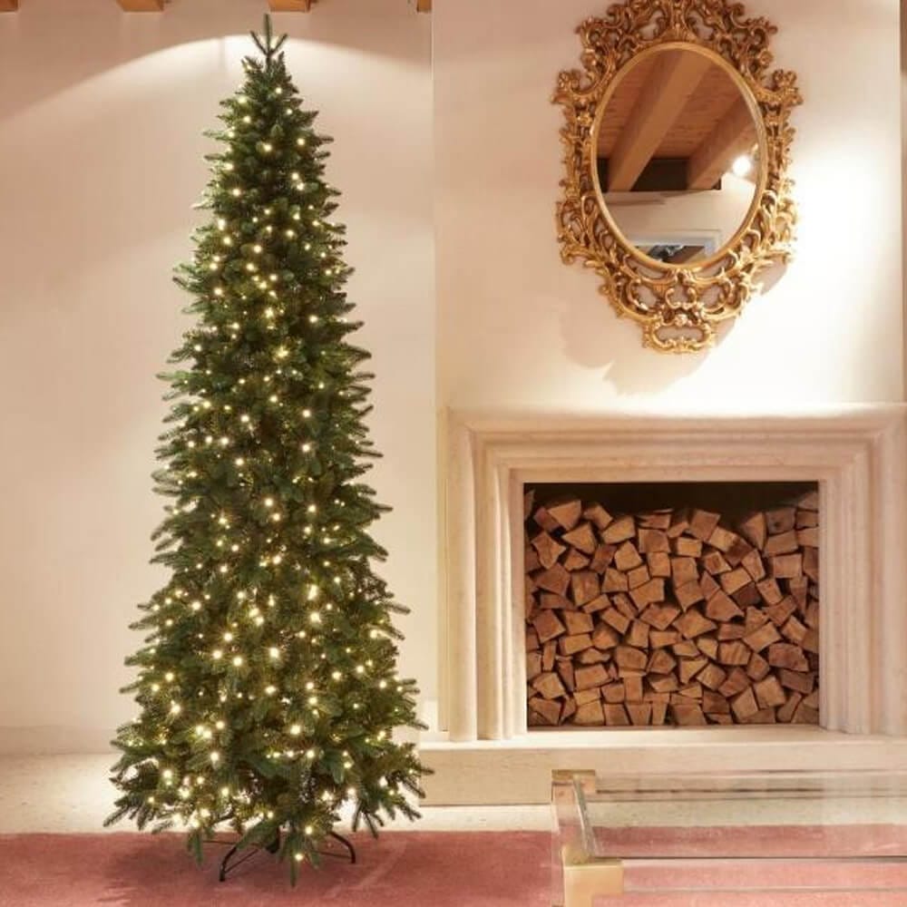 Albero di Natale EDG slim alto 240 cm con 610 luci LED calde integrate, aghi verdi realistici e base in metallo nera.