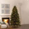 Albero di Natale EDG Pino Cristallo con 1900 luci calde, aghi realistici PE/PVC, altezza 210 cm, base metallica, in un salotto con camino.