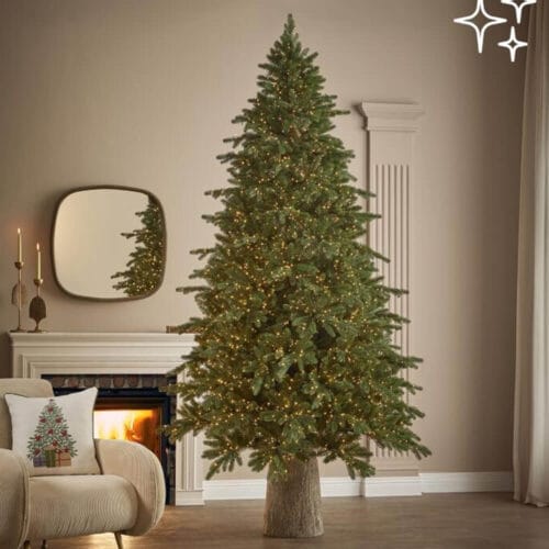 Albero di Natale EDG Pino Imperial New H240 con 5300 luci calde, rami realistici e base tronco in un ambiente elegante con camino.