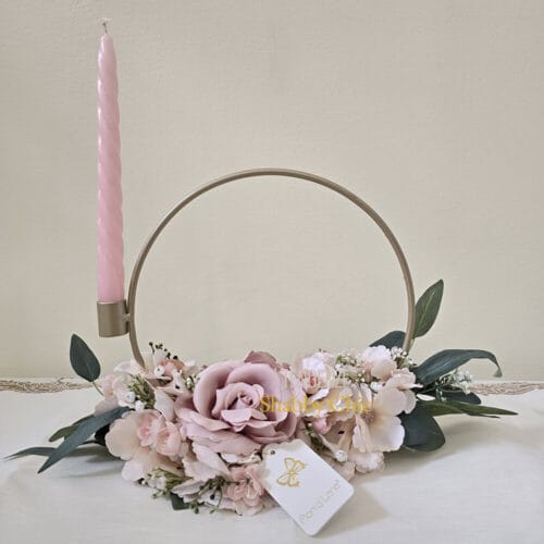 Cerchio portacandela dorato Fiori di Lena con composizione floreale rosa cipria e candela rosa twist, perfetto come centrotavola shabby chic.
