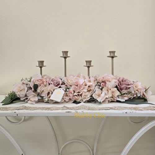 Candeliere Fiori di Lena con 4 fiamme in ferro e composizione di rose, ortensie e begonie cipria, perfetto centrotavola shabby chic profumato.