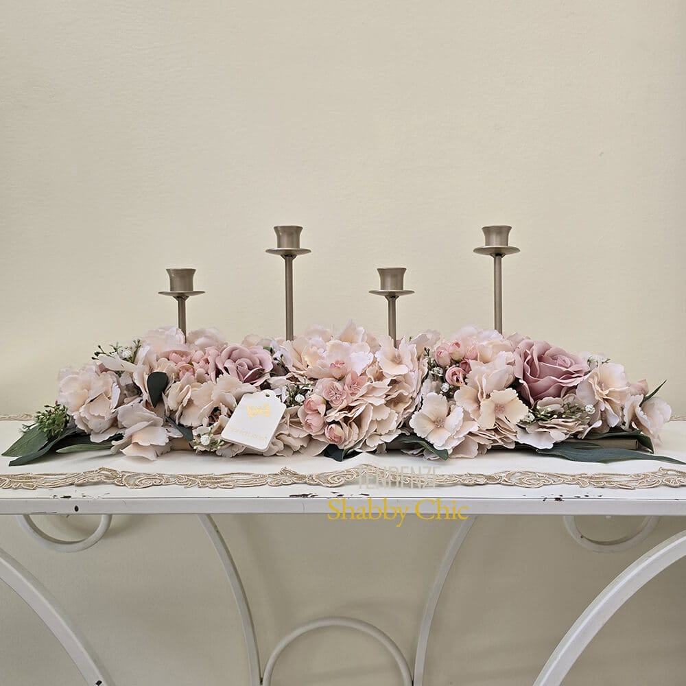 Candeliere Fiori di Lena con 4 fiamme in ferro e composizione di rose, ortensie e begonie cipria, perfetto centrotavola shabby chic profumato.