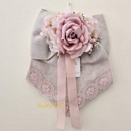 Fiocco decorativo in lino Fiori di Lena con rosa cipria, begonie e pizzo rosa: ideale per camerette, porte e decorazioni romantiche shabby chic.