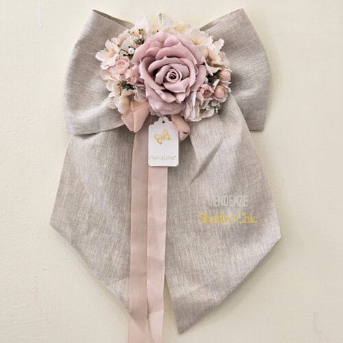 Fiocco in lino naturale Fiori di Lena con fiori cipria: rosa, ortensia, begonia e nebbiolina – decorazione artigianale 31x50 cm shabby chic.