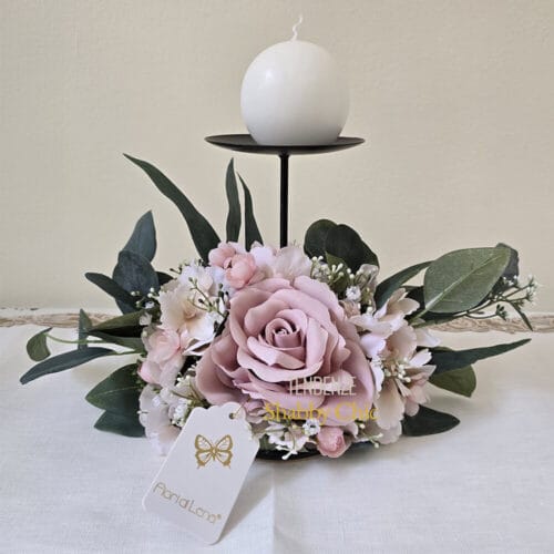 Portacandela Fiori di Lena con rosa cipria, ortensie e foglie verdi, su base in ferro nero con candela sferica bianca in omaggio.