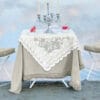 Tovaglia rettangolare beige con frange decorative lungo i bordi, stile shabby chic.