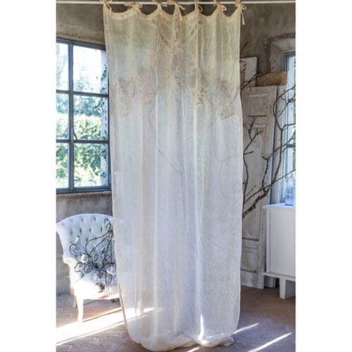 Tenda lunga in lino avorio Blanc Mariclo con fiocchi decorativi e ricami in pizzo traforato sulla parte alta.
