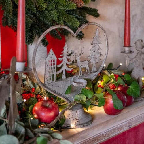 Decorazione in metallo a forma di cuore con cervo, alberi e casa, dotata di supporto per candela.