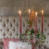 Candelabro in metallo sospeso a 4 bracci con finitura antica e dettagli decorativi a forma di abete.