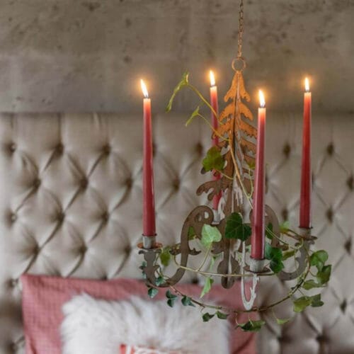 Candelabro in metallo sospeso a 4 bracci con finitura antica e dettagli decorativi a forma di abete.
