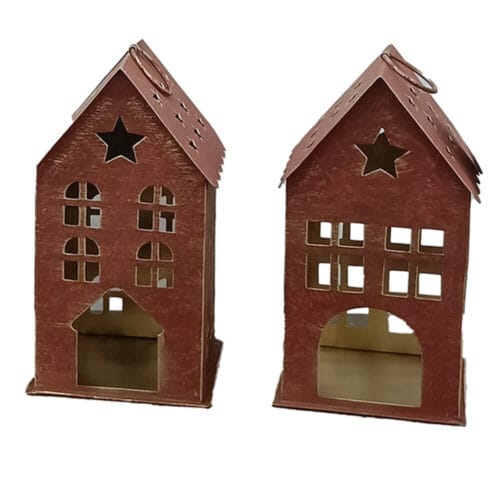 Due casette in metallo rosso con finestre e stelle traforate, ideali per candele tealight, stile rustico natalizio.