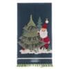 Canovaccio natalizio con sfondo blu e ricami di Babbo Natale accanto a un albero decorato con balze e dettagli tessili.