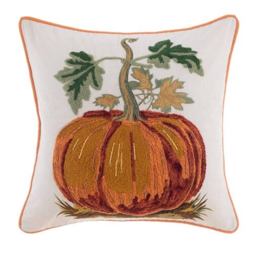 Cuscino quadrato con ricamo di zucca arancione e foglie verdi su fondo chiaro, rifinito con profilo arancio.