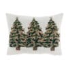 Cuscino decorativo natalizio in cotone con tre alberi verdi ricamati e rifiniti con applicazioni dorate su fondo chiaro.