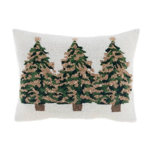 Cuscino decorativo natalizio in cotone con tre alberi verdi ricamati e rifiniti con applicazioni dorate su fondo chiaro.