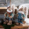 Coppia di scoiattoli decorativi natalizi con maglioni verdi, fiocchi in velluto e dettagli in stile montano.