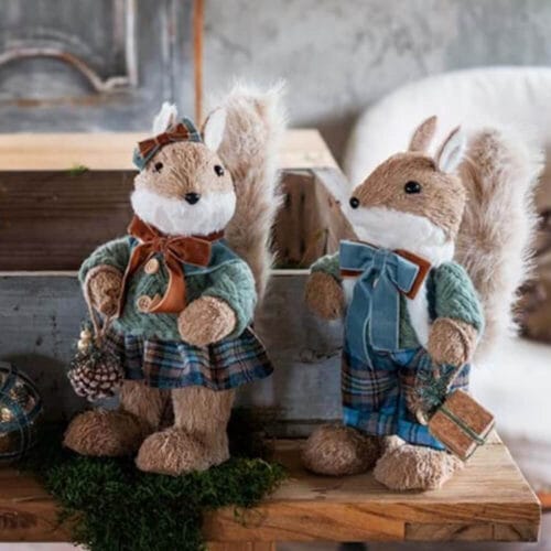 Coppia di scoiattoli decorativi natalizi con maglioni verdi, fiocchi in velluto e dettagli in stile montano.