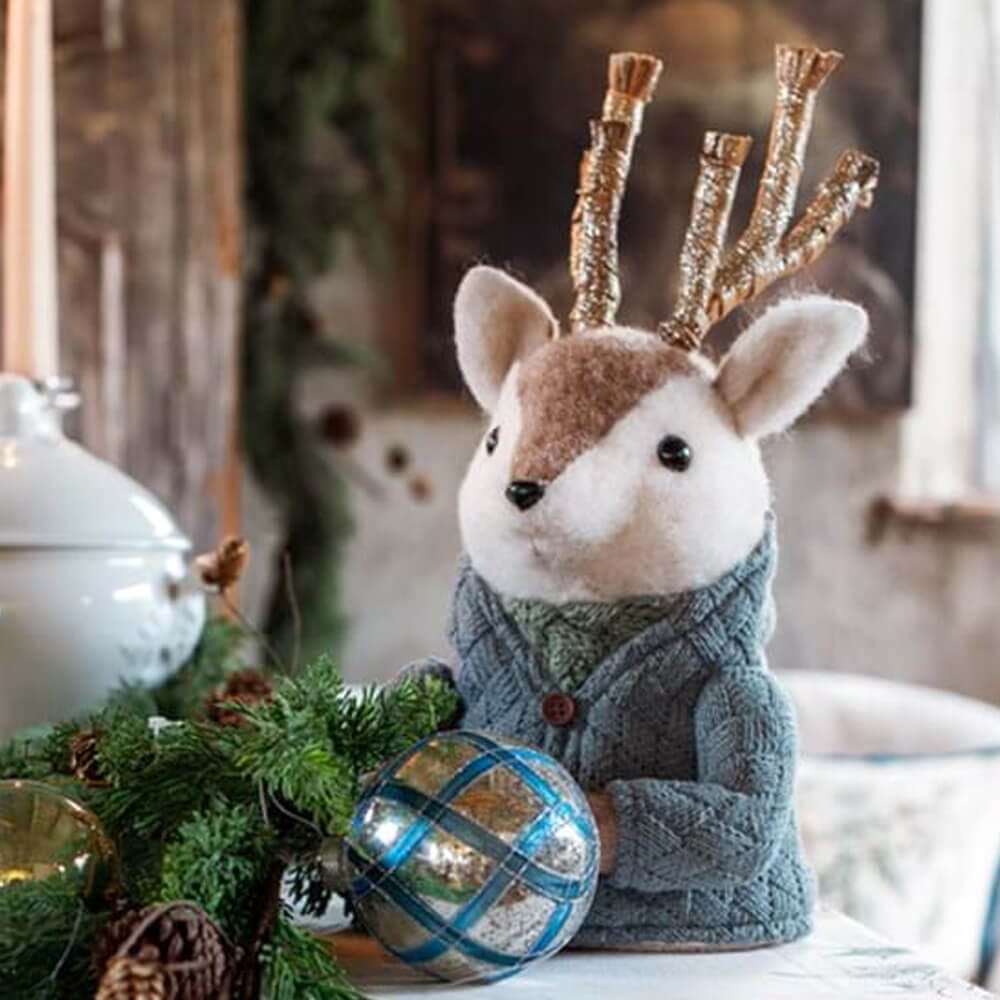 Blanc Mariclo Cervo Decorativo con Maglione H 39cm 1 Cervo decorativo con maglione a trecce grigio e corna glitterate dorate, perfetto per centrotavola natalizi eleganti.