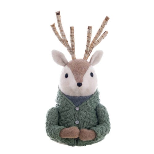 Busto decorativo di cervo con maglione a trecce verde, sciarpa grigia e corna dorate glitterate in stile fiabesco.