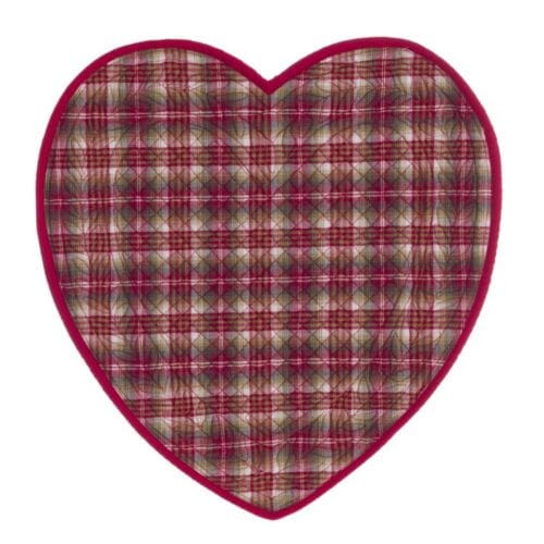 Tovaglietta a forma di cuore in fantasia tartan rosso con bordo rosso vivo, in stile natalizio.