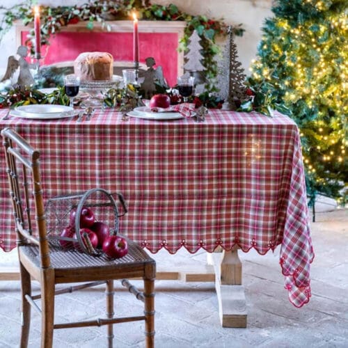 Tovaglia tartan rossa con bordo ricamato a smerlo, in stile rustico natalizio, collezione Montana Red.