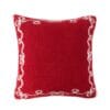 Cuscino rosso natalizio Blanc MariClo in sherpa con bordi smerlati e decori jacquard bianchi a fiocco. Misura 45x45 cm.